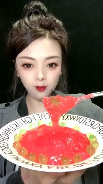 娱乐吃瓜酱小姐姐是谁呀,她是如何成为网络红人的？