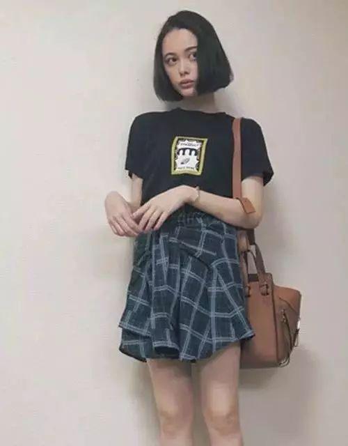 娱乐吃瓜女艺人被踩,女艺人意外被踩，引发行业热议